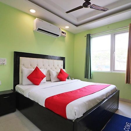 Hotel Oyo Mannat Residency Near Rohini Sector 18 Metro Station Neu-Delhi Exterior foto