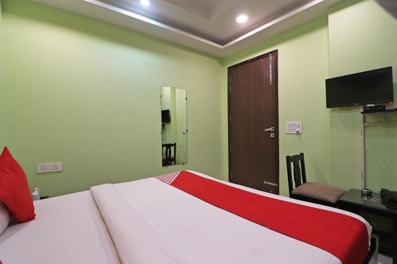 Hotel Oyo Mannat Residency Near Rohini Sector 18 Metro Station Neu-Delhi Exterior foto