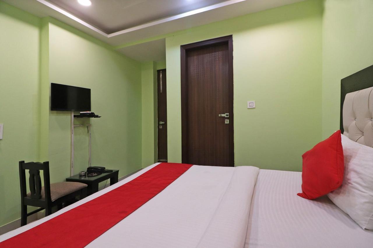 Hotel Oyo Mannat Residency Near Rohini Sector 18 Metro Station Neu-Delhi Exterior foto