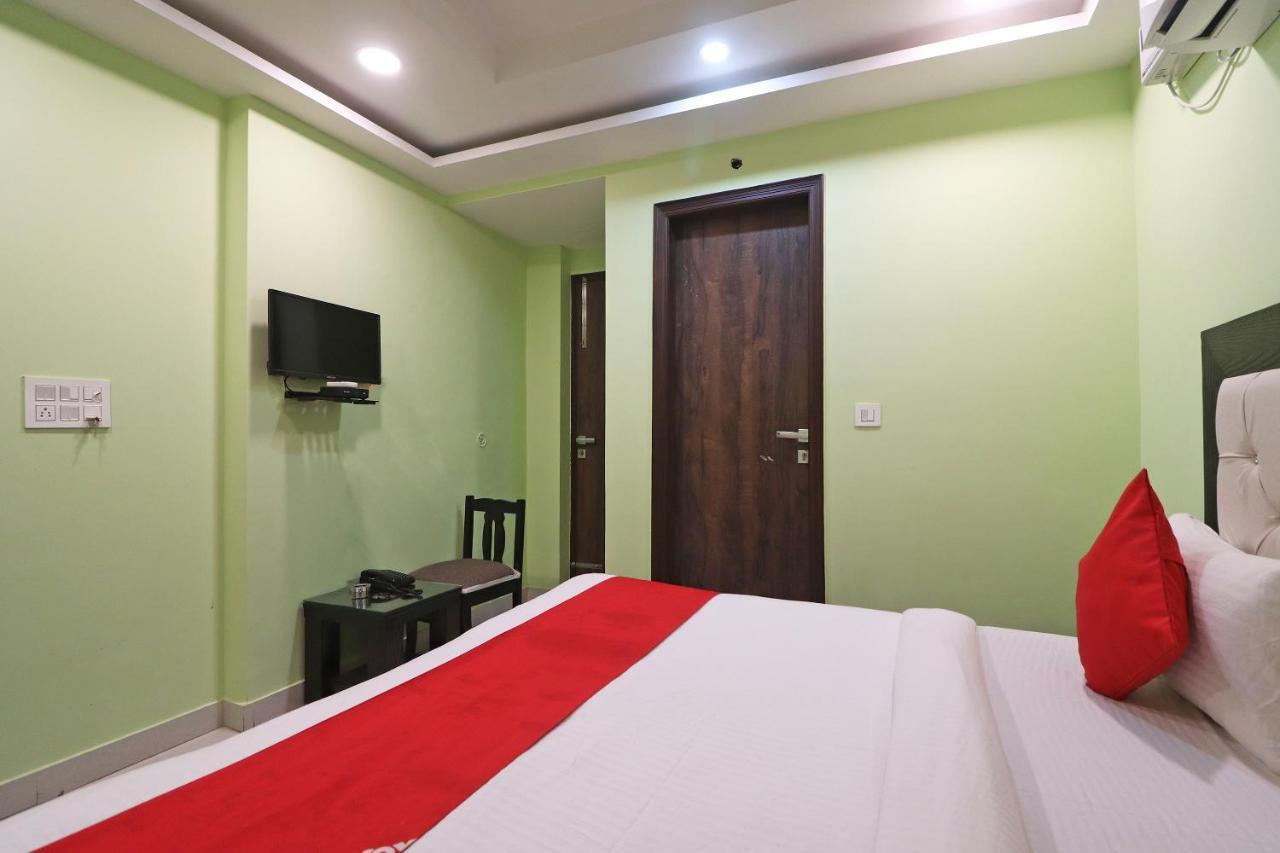 Hotel Oyo Mannat Residency Near Rohini Sector 18 Metro Station Neu-Delhi Exterior foto