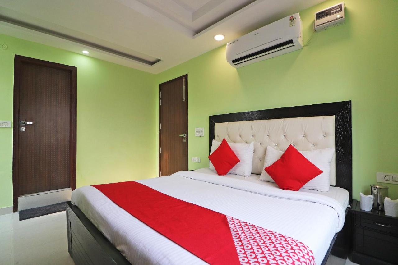 Hotel Oyo Mannat Residency Near Rohini Sector 18 Metro Station Neu-Delhi Exterior foto