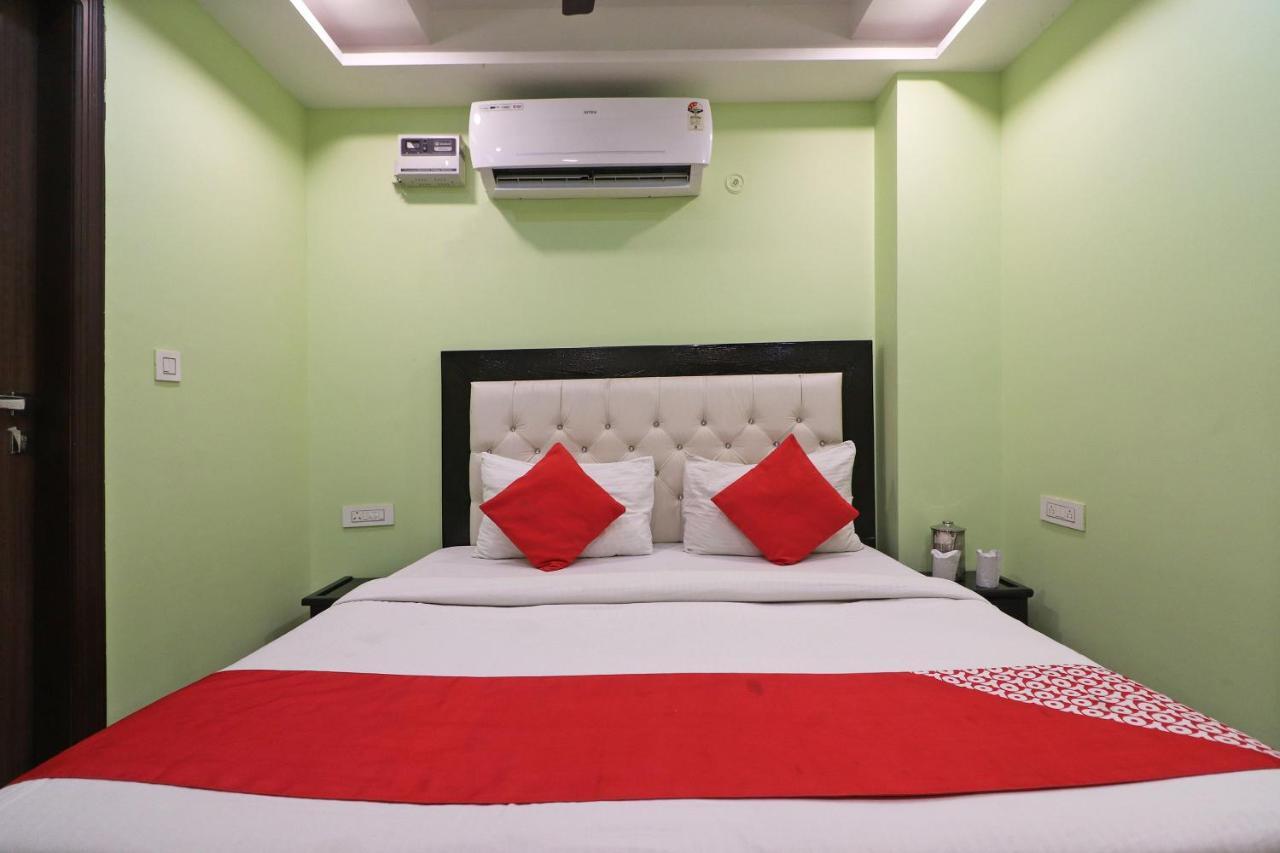 Hotel Oyo Mannat Residency Near Rohini Sector 18 Metro Station Neu-Delhi Exterior foto