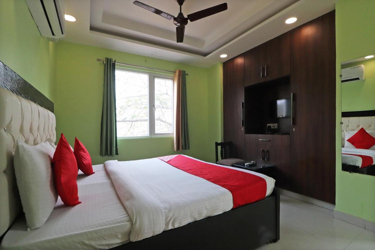 Hotel Oyo Mannat Residency Near Rohini Sector 18 Metro Station Neu-Delhi Exterior foto