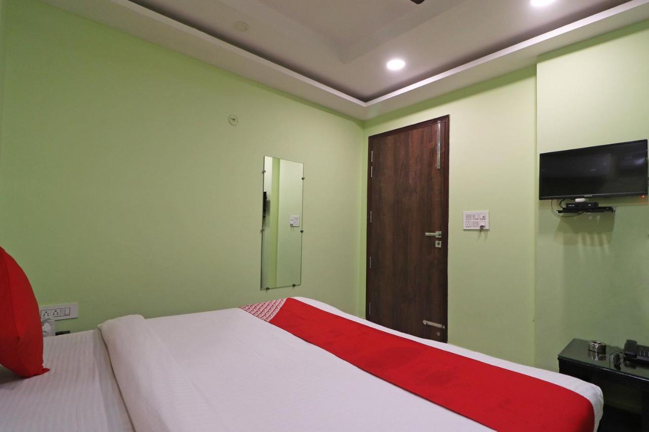 Hotel Oyo Mannat Residency Near Rohini Sector 18 Metro Station Neu-Delhi Exterior foto